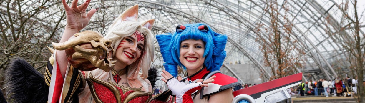 Cosplayer:in posiert mit Macoco vor der Glashalle auf der Manga Comic Con 2026