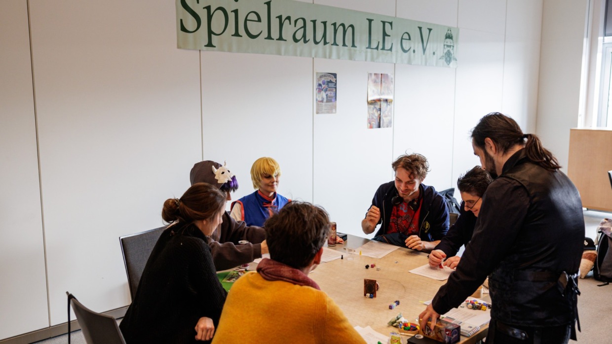 mehrere Personen spielen an einem Tisch im RPG Dungeon auf der Manga Comic Con 2026