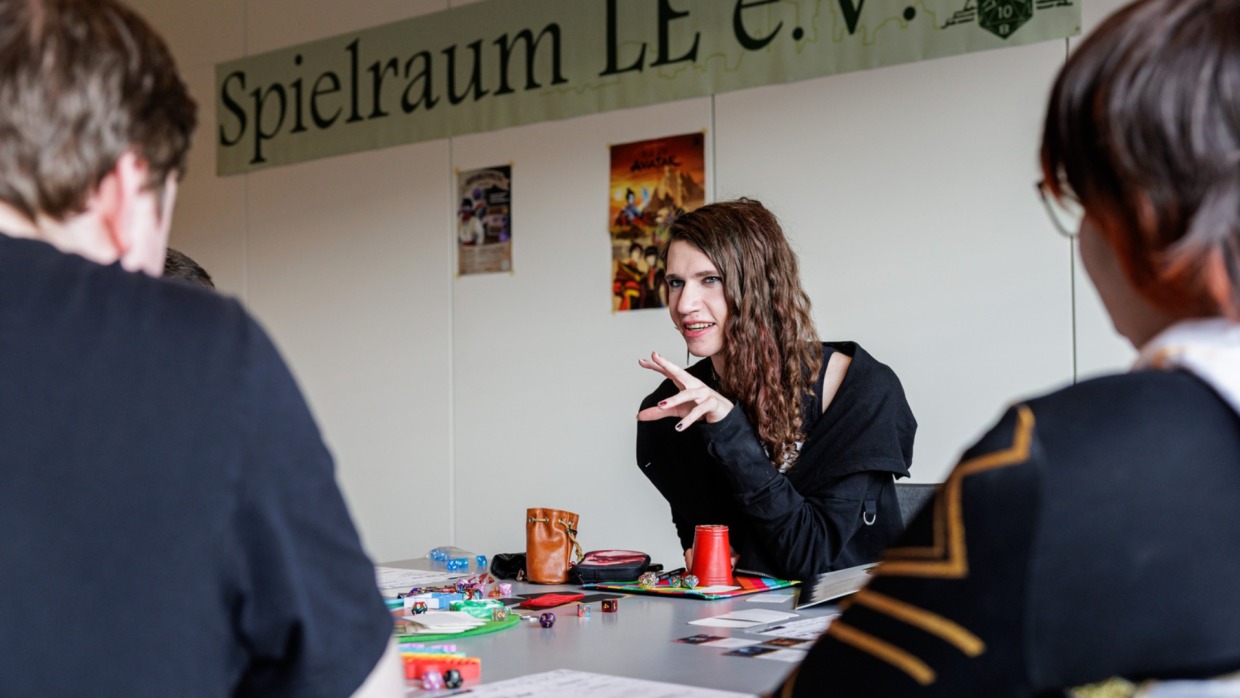 mehrere Personen spielen an einem Tisch im RPG Dungeon auf der Manga Comic Con 2026
