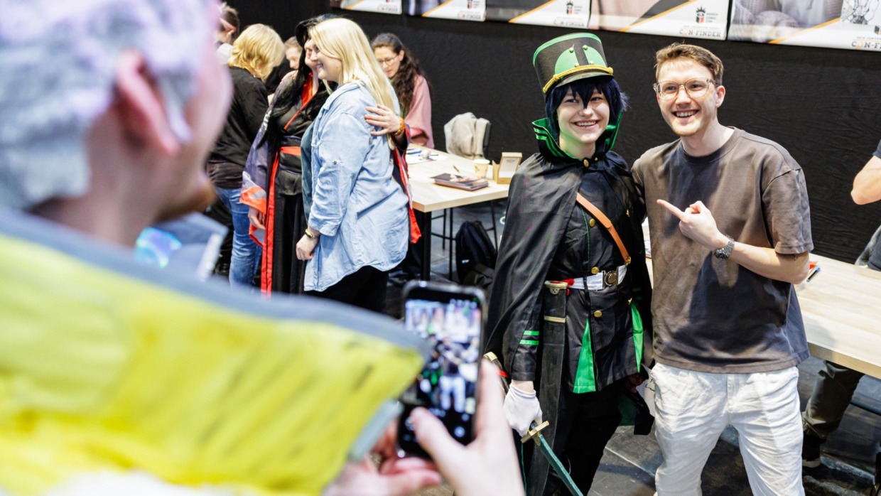Synchronsprecher positert mit einem Fan in der Synchro Area auf der Manga Comic Con 2026