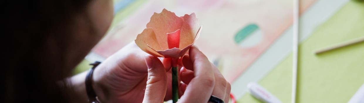 Person bastelt eine Blume während eines Workshops auf der Manga Comic Con 2026