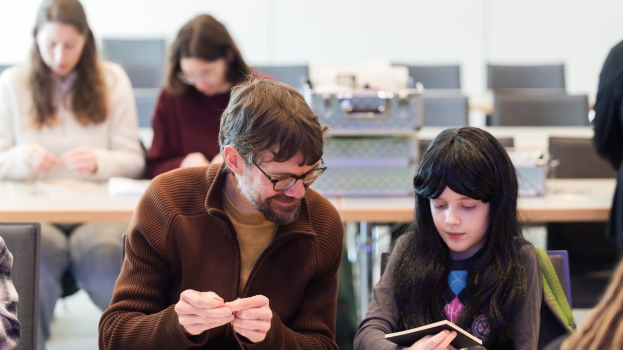Personen basteln während eines Workshops auf der Manga Comic Con 2026