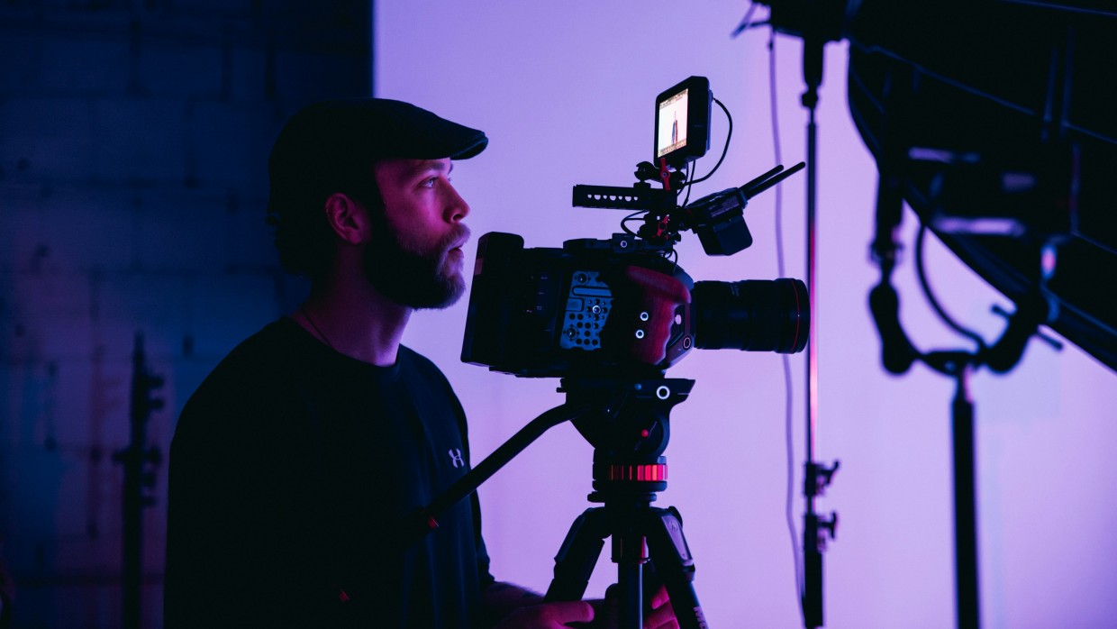 Mann mit Videokamera in einem Filmstudio