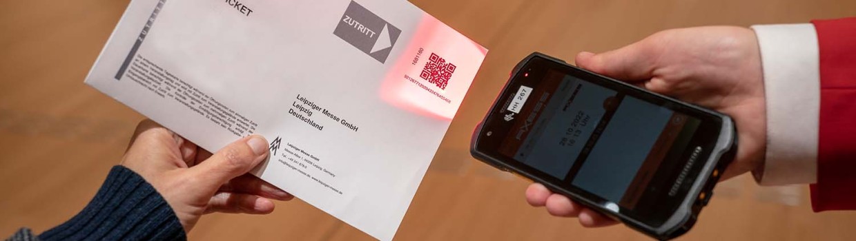Der QR-Codes auf einem Ticket wird gescannt