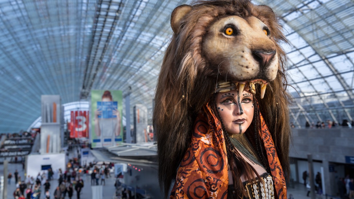 Cosplayerin mit Löwenkopf in der Glashalle auf der Manga-Comic-Con