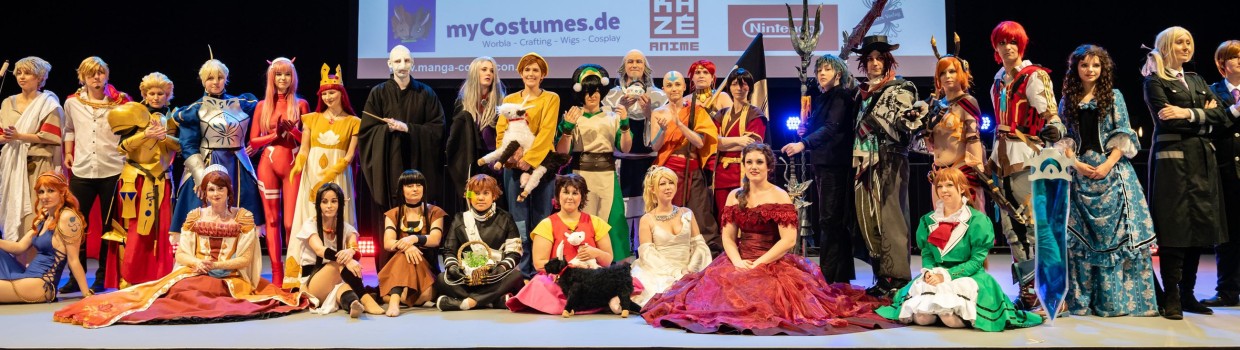 Cosplayer:innen auf der Großen Bühne beim Leipziger Cosplay Wettbewerb